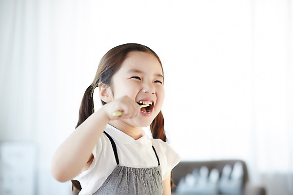 포토 JPG 스튜디오촬영 라이프스타일 여자 어린이라이프 어린이 모션 실내 한명 서기 미소 사람 동양인 상반신 한국인 욕실 양치 여자만 여자한명만 어린이만 소녀만 소녀한명만 국내포토 1 표정 인종 내부 생활 청결 파일형식