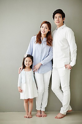 포토 JPG 스튜디오촬영 전신 라이프스타일 여자 남자 딸 행복 어린이 가족 모션 엄마 휴식 함께함 실내 서기 미소 사람 동양인 소녀 성인 앞모습 세명 30대 기댐 화목 한국인 가족라이프 아빠 국내포토 감정 뷰포인트 컨셉 관계 표정 인종 내부 생활 장년 파일형식