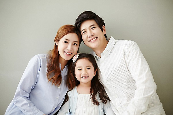 포토 JPG 스튜디오촬영 라이프스타일 여자 남자 딸 행복 어린이 가족 모션 엄마 함께함 실내 미소 사람 앉기 동양인 소녀 상반신 성인 앞모습 세명 30대 화목 한국인 가족라이프 아빠 국내포토 감정 뷰포인트 컨셉 관계 표정 인종 내부 생활 장년 파일형식