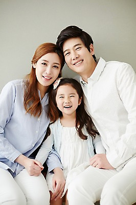 포토 JPG 스튜디오촬영 라이프스타일 여자 남자 딸 행복 어린이 가족 모션 엄마 함께함 실내 미소 사람 앉기 동양인 소녀 상반신 성인 앞모습 세명 30대 화목 한국인 가족라이프 아빠 국내포토 감정 뷰포인트 컨셉 관계 표정 인종 내부 생활 장년 파일형식