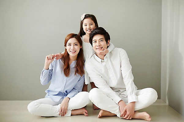 포토 JPG 스튜디오촬영 전신 라이프스타일 여자 남자 딸 행복 어린이 가족 모션 엄마 함께함 실내 서기 미소 사람 앉기 동양인 소녀 성인 앞모습 세명 30대 화목 한국인 가족라이프 아빠 국내포토 감정 뷰포인트 컨셉 관계 표정 인종 내부 생활 장년 파일형식