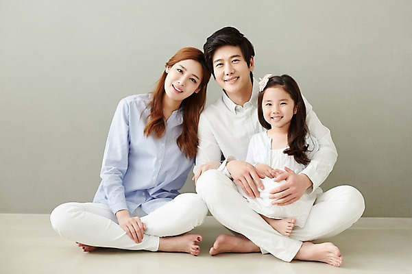 포토 JPG 스튜디오촬영 전신 라이프스타일 여자 남자 딸 행복 어린이 가족 모션 엄마 함께함 실내 미소 사람 앉기 동양인 소녀 성인 앞모습 세명 30대 화목 한국인 가족라이프 아빠 국내포토 감정 뷰포인트 컨셉 관계 표정 인종 내부 생활 장년 파일형식