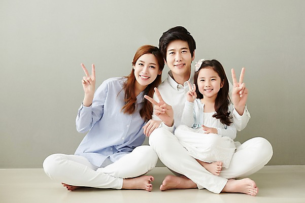 포토 JPG 스튜디오촬영 전신 라이프스타일 여자 남자 딸 행복 어린이 가족 모션 엄마 함께함 실내 미소 사람 앉기 동양인 손짓 소녀 성인 앞모습 세명 30대 화목 한국인 가족라이프 아빠 브이 국내포토 감정 뷰포인트 컨셉 관계 표정 인종 내부 생활 장년 파일형식