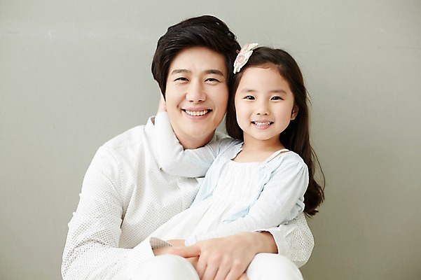 포토 JPG 스튜디오촬영 라이프스타일 여자 남자 딸 행복 장난 가족 모션 놀이 휴식 함께함 실내 미소 사람 앉기 동양인 상반신 성인 두명 앞모습 30대 화목 한국인 가족라이프 아빠 즐거움 장년만 성인만 부녀 국내포토 감정 뷰포인트 컨셉 관계 표정 인종 내부 생활 장년 파일형식