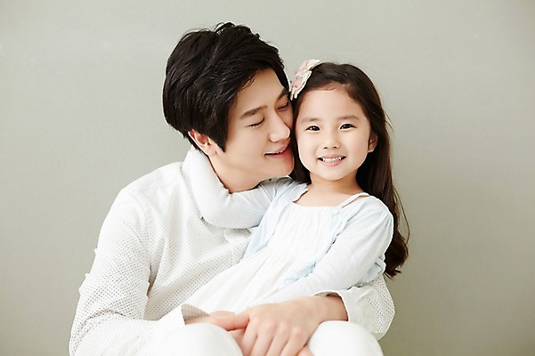 포토 JPG 스튜디오촬영 라이프스타일 여자 남자 딸 행복 장난 가족 모션 놀이 휴식 함께함 실내 미소 사람 앉기 동양인 상반신 성인 두명 앞모습 30대 화목 한국인 가족라이프 아빠 즐거움 장년만 성인만 부녀 국내포토 감정 뷰포인트 컨셉 관계 표정 인종 내부 생활 장년 파일형식