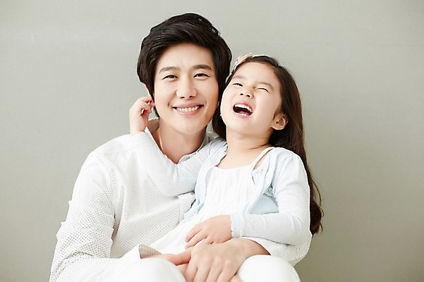 포토 JPG 스튜디오촬영 라이프스타일 여자 남자 딸 행복 장난 가족 모션 놀이 휴식 함께함 실내 미소 사람 앉기 동양인 상반신 성인 두명 앞모습 30대 화목 한국인 가족라이프 아빠 즐거움 장년만 성인만 부녀 국내포토 감정 뷰포인트 컨셉 관계 표정 인종 내부 생활 장년 파일형식