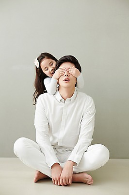 포토 JPG 스튜디오촬영 전신 라이프스타일 여자 남자 딸 행복 장난 가족 모션 놀이 휴식 함께함 실내 서기 사람 앉기 동양인 성인 두명 앞모습 30대 화목 한국인 눈가림 가족라이프 아빠 즐거움 장년만 성인만 부녀 국내포토 감정 뷰포인트 컨셉 관계 인종 내부 생활 장년 가림 파일형식