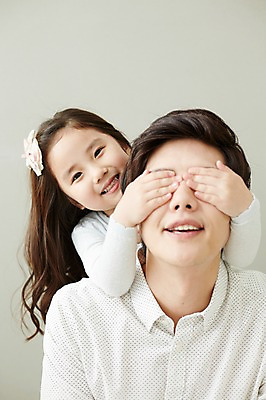 포토 JPG 스튜디오촬영 라이프스타일 여자 남자 딸 행복 장난 가족 모션 놀이 휴식 함께함 실내 서기 미소 사람 앉기 동양인 상반신 성인 두명 앞모습 30대 화목 한국인 눈가림 가족라이프 아빠 즐거움 장년만 성인만 부녀 국내포토 감정 뷰포인트 컨셉 관계 표정 인종 내부 생활 장년 가림 파일형식