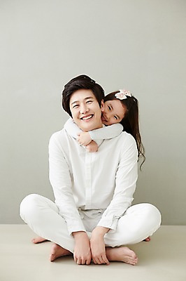 포토 JPG 스튜디오촬영 전신 라이프스타일 여자 남자 딸 행복 장난 가족 모션 놀이 휴식 함께함 실내 서기 미소 사람 앉기 동양인 성인 두명 앞모습 30대 화목 한국인 가족라이프 아빠 즐거움 장년만 성인만 부녀 국내포토 감정 뷰포인트 컨셉 관계 표정 인종 내부 생활 장년 파일형식