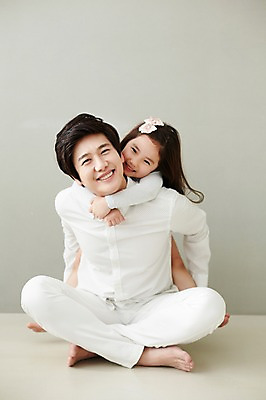 포토 JPG 스튜디오촬영 전신 라이프스타일 여자 남자 딸 행복 장난 가족 모션 놀이 휴식 함께함 실내 서기 미소 사람 앉기 동양인 성인 두명 앞모습 30대 화목 한국인 가족라이프 아빠 즐거움 장년만 성인만 부녀 국내포토 감정 뷰포인트 컨셉 관계 표정 인종 내부 생활 장년 파일형식