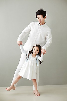 포토 JPG 스튜디오촬영 전신 라이프스타일 여자 남자 딸 행복 장난 가족 모션 놀이 휴식 함께함 실내 서기 미소 사람 동양인 성인 두명 앞모습 30대 손잡기 화목 한국인 가족라이프 아빠 즐거움 장년만 성인만 부녀 국내포토 감정 뷰포인트 컨셉 관계 표정 인종 내부 생활 장년 파일형식