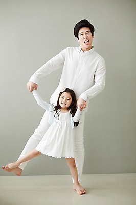 포토 JPG 스튜디오촬영 전신 라이프스타일 여자 남자 딸 행복 장난 가족 모션 놀이 휴식 함께함 실내 서기 미소 사람 동양인 성인 두명 앞모습 30대 손잡기 화목 한국인 가족라이프 아빠 즐거움 장년만 성인만 부녀 국내포토 감정 뷰포인트 컨셉 관계 표정 인종 내부 생활 장년 파일형식