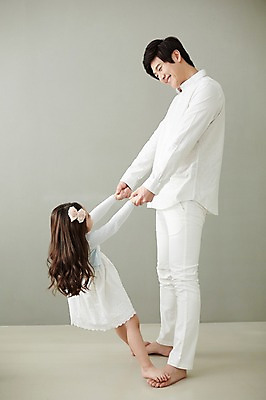 포토 JPG 스튜디오촬영 전신 라이프스타일 여자 남자 딸 행복 장난 가족 모션 놀이 휴식 함께함 실내 서기 미소 사람 동양인 성인 두명 옆모습 30대 손잡기 화목 한국인 가족라이프 아빠 즐거움 장년만 성인만 부녀 국내포토 감정 뷰포인트 컨셉 관계 표정 인종 내부 생활 장년 파일형식