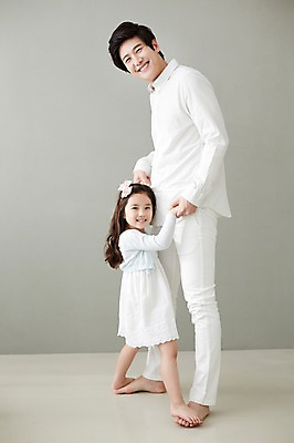 포토 JPG 스튜디오촬영 라이프스타일 여자 남자 딸 행복 장난 가족 모션 놀이 휴식 함께함 실내 미소 사람 동양인 손짓 성인 두명 옆모습 30대 손잡기 화목 한국인 가족라이프 아빠 즐거움 장년만 성인만 부녀 국내포토 감정 뷰포인트 컨셉 관계 표정 인종 내부 생활 장년 파일형식