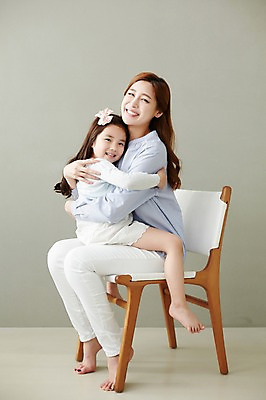 포토 JPG 스튜디오촬영 전신 라이프스타일 여자 딸 행복 어린이 의자 가족 안기 모션 모녀 엄마 함께함 실내 미소 사람 앉기 동양인 소녀 성인 두명 옆모습 30대 화목 한국인 가족라이프 여자만 국내포토 감정 뷰포인트 가구 컨셉 관계 표정 인종 내부 생활 장년 파일형식