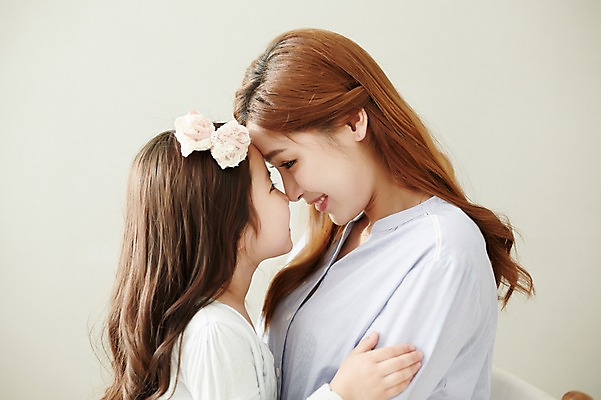 포토 JPG 스튜디오촬영 라이프스타일 여자 딸 행복 장난 가족 모션 놀이 모녀 엄마 함께함 실내 미소 사람 앉기 동양인 상반신 성인 두명 옆모습 30대 마주보기 화목 한국인 가족라이프 여자만 성인여자만 장년만 장년여자만 성인만 국내포토 감정 뷰포인트 컨셉 관계 표정 인종 내부 생활 장년 파일형식