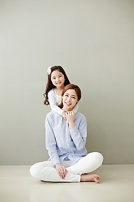 포토 JPG 스튜디오촬영 전신 라이프스타일 여자 딸 행복 어린이 가족 안기 모션 모녀 엄마 함께함 실내 미소 사람 앉기 동양인 소녀 성인 두명 앞모습 30대 화목 한국인 가족라이프 여자만 국내포토 감정 뷰포인트 컨셉 관계 표정 인종 내부 생활 장년 파일형식