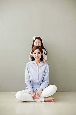 포토 JPG 스튜디오촬영 전신 라이프스타일 여자 딸 행복 가족 모션 모녀 엄마 함께함 실내 서기 미소 사람 앉기 동양인 성인 두명 앞모습 30대 화목 한국인 가족라이프 여자만 성인여자만 장년만 장년여자만 성인만 국내포토 감정 뷰포인트 컨셉 관계 표정 인종 내부 생활 장년 파일형식