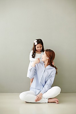 포토 JPG 스튜디오촬영 전신 라이프스타일 여자 딸 행복 장난 가족 안기 모션 놀이 모녀 엄마 함께함 실내 서기 미소 사람 앉기 동양인 성인 두명 앞모습 30대 화목 한국인 가족라이프 여자만 성인여자만 장년만 장년여자만 성인만 국내포토 감정 뷰포인트 컨셉 관계 표정 인종 내부 생활 장년 파일형식