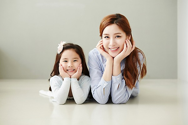 포토 JPG 스튜디오촬영 라이프스타일 여자 딸 행복 어린이 엎드리기 가족 모션 모녀 엄마 함께함 실내 미소 사람 동양인 손짓 소녀 상반신 성인 두명 앞모습 30대 턱괴기 화목 한국인 가족라이프 여자만 국내포토 감정 뷰포인트 컨셉 관계 표정 인종 내부 생활 장년 파일형식