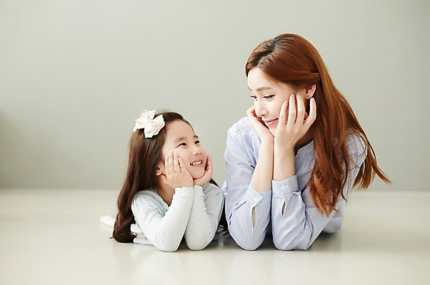 포토 JPG 스튜디오촬영 라이프스타일 여자 딸 행복 엎드리기 장난 가족 모션 놀이 모녀 엄마 함께함 실내 미소 사람 동양인 상반신 성인 두명 앞모습 30대 손잡기 턱괴기 화목 한국인 가족라이프 여자만 성인여자만 장년만 장년여자만 성인만 국내포토 감정 뷰포인트 컨셉 관계 표정 인종 내부 생활 장년 파일형식