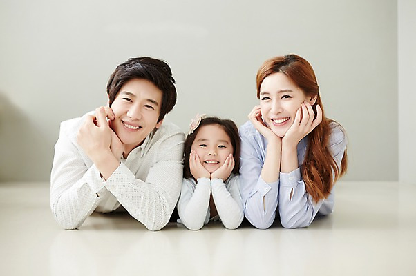 포토 JPG 스튜디오촬영 라이프스타일 여자 남자 딸 행복 엎드리기 가족 모션 엄마 함께함 실내 미소 사람 동양인 손짓 상반신 성인 앞모습 세명 30대 턱괴기 화목 한국인 가족라이프 아빠 장년만 성인만 국내포토 감정 뷰포인트 컨셉 관계 표정 인종 내부 생활 장년 파일형식