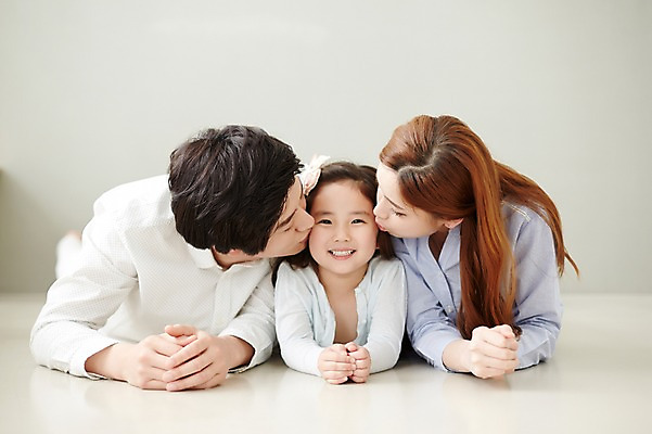 포토 JPG 스튜디오촬영 라이프스타일 여자 남자 딸 행복 엎드리기 가족 모션 엄마 키스 함께함 실내 미소 사람 동양인 손짓 상반신 성인 앞모습 세명 30대 화목 한국인 가족라이프 아빠 장년만 성인만 국내포토 감정 뷰포인트 컨셉 관계 표정 인종 내부 생활 장년 애정표현 파일형식