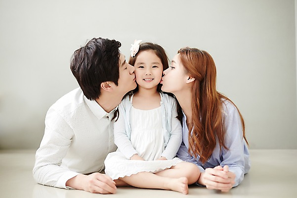 포토 JPG 스튜디오촬영 라이프스타일 여자 남자 딸 행복 엎드리기 가족 모션 엄마 키스 함께함 실내 미소 사람 앉기 동양인 손짓 상반신 성인 앞모습 세명 30대 화목 한국인 가족라이프 아빠 장년만 성인만 국내포토 감정 뷰포인트 컨셉 관계 표정 인종 내부 생활 장년 애정표현 파일형식