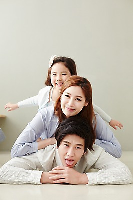 포토 JPG 스튜디오촬영 라이프스타일 여자 남자 딸 행복 어린이 엎드리기 장난 가족 모션 놀이 엄마 함께함 실내 미소 사람 동양인 손짓 소녀 상반신 성인 앞모습 세명 30대 쌓기 화목 한국인 가족라이프 아빠 손뻗기 국내포토 감정 뷰포인트 컨셉 관계 표정 인종 내부 생활 장년 파일형식
