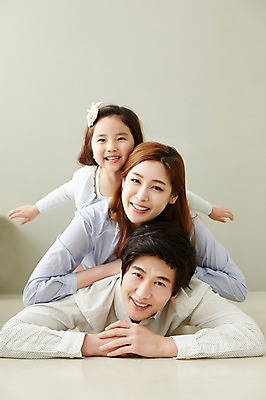 포토 JPG 스튜디오촬영 라이프스타일 여자 남자 딸 행복 어린이 엎드리기 장난 가족 모션 놀이 엄마 함께함 실내 미소 사람 동양인 손짓 소녀 상반신 성인 앞모습 세명 30대 쌓기 화목 한국인 가족라이프 아빠 손뻗기 국내포토 감정 뷰포인트 컨셉 관계 표정 인종 내부 생활 장년 파일형식