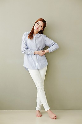 포토 JPG 스튜디오촬영 전신 우먼라이프 라이프스타일 여자 모션 휴식 실내 한명 서기 미소 사람 동양인 손짓 성인 앞모습 30대 기댐 한국인 여자만 여자한명만 성인여자만 성인한명만 성인여자한명만 장년만 장년여자만 장년여자한명만 성인만 국내포토 1 뷰포인트 컨셉 표정 인종 내부 생활 장년 파일형식