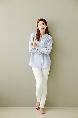 포토 JPG 스튜디오촬영 전신 우먼라이프 라이프스타일 여자 모션 휴식 실내 한명 서기 미소 사람 동양인 손짓 성인 앞모습 30대 기댐 한국인 여자만 여자한명만 성인여자만 성인한명만 성인여자한명만 장년만 장년여자만 장년여자한명만 성인만 국내포토 1 뷰포인트 컨셉 표정 인종 내부 생활 장년 파일형식