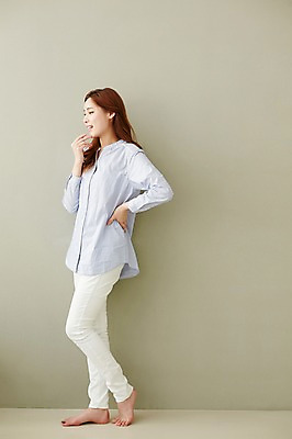 포토 JPG 스튜디오촬영 전신 우먼라이프 라이프스타일 여자 허리손 모션 휴식 실내 한명 서기 미소 사람 동양인 손짓 성인 앞모습 옆모습 30대 기댐 한국인 여자만 여자한명만 성인여자만 성인한명만 성인여자한명만 장년만 장년여자만 장년여자한명만 성인만 국내포토 1 뷰포인트 포즈 컨셉 표정 인종 내부 생활 장년 파일형식