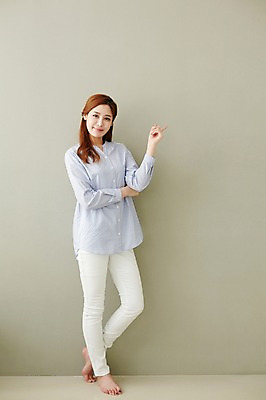 포토 JPG 스튜디오촬영 전신 우먼라이프 라이프스타일 여자 모션 휴식 실내 한명 서기 미소 사람 동양인 손짓 성인 앞모습 30대 기댐 한국인 가리킴 여자만 여자한명만 성인여자만 성인한명만 성인여자한명만 장년만 장년여자만 장년여자한명만 성인만 국내포토 1 뷰포인트 컨셉 표정 인종 내부 생활 장년 파일형식
