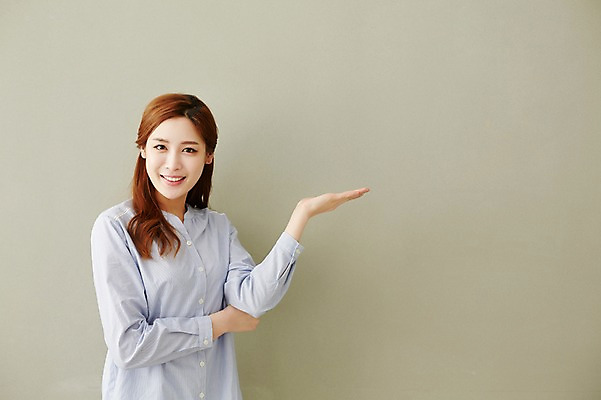 포토 JPG 스튜디오촬영 우먼라이프 라이프스타일 여자 모션 휴식 안내 실내 한명 서기 미소 사람 동양인 손짓 상반신 성인 앞모습 30대 한국인 가리킴 여자만 여자한명만 성인여자만 성인한명만 성인여자한명만 장년만 장년여자만 장년여자한명만 성인만 국내포토 1 뷰포인트 컨셉 표정 인종 내부 생활 장년 파일형식