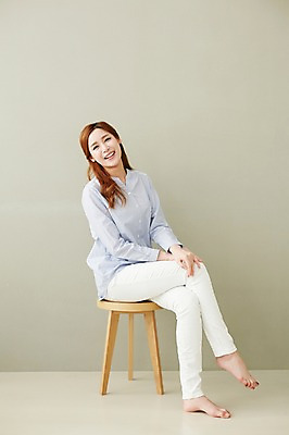 포토 JPG 스튜디오촬영 전신 우먼라이프 라이프스타일 여자 의자 모션 휴식 실내 한명 미소 사람 앉기 동양인 성인 옆모습 30대 한국인 다리꼬기 여자만 여자한명만 성인여자만 성인한명만 성인여자한명만 장년만 장년여자만 장년여자한명만 성인만 국내포토 1 뷰포인트 가구 컨셉 표정 인종 내부 생활 장년 파일형식