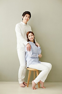 포토 JPG 스튜디오촬영 전신 라이프스타일 부부 여자 남자 의자 안기 모션 실내 서기 미소 사람 앉기 동양인 손짓 성인 두명 옆모습 30대 화목 한국인 부부라이프 장년만 성인만 국내포토 커플 뷰포인트 가구 컨셉 표정 인종 내부 생활 장년 파일형식