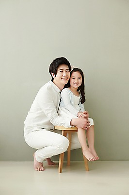 포토 JPG 스튜디오촬영 전신 라이프스타일 여자 남자 딸 행복 의자 가족 모션 함께함 실내 미소 사람 앉기 동양인 성인 두명 옆모습 30대 화목 한국인 가족라이프 아빠 장년만 성인만 부녀 국내포토 감정 뷰포인트 가구 컨셉 관계 표정 인종 내부 생활 장년 파일형식