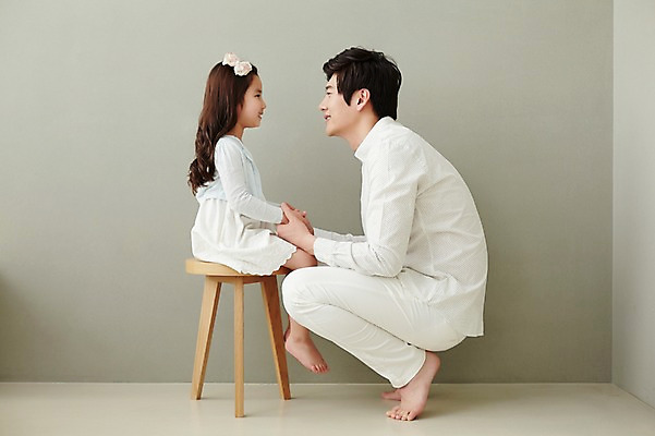 포토 JPG 스튜디오촬영 전신 라이프스타일 여자 남자 딸 행복 의자 가족 모션 함께함 실내 미소 사람 앉기 동양인 성인 두명 옆모습 30대 마주보기 손잡기 화목 한국인 가족라이프 아빠 장년만 성인만 부녀 국내포토 감정 뷰포인트 가구 컨셉 관계 표정 인종 내부 생활 장년 파일형식