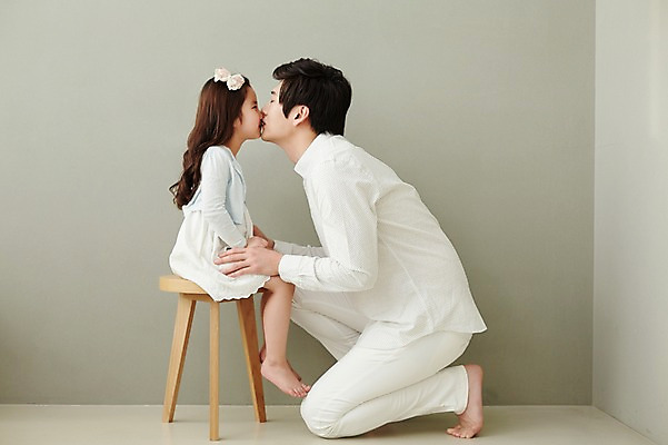 포토 JPG 스튜디오촬영 전신 라이프스타일 여자 남자 딸 행복 의자 가족 모션 키스 함께함 실내 미소 사람 앉기 동양인 성인 두명 옆모습 30대 마주보기 화목 한국인 가족라이프 아빠 장년만 성인만 부녀 국내포토 감정 뷰포인트 가구 컨셉 관계 표정 인종 내부 생활 장년 애정표현 파일형식