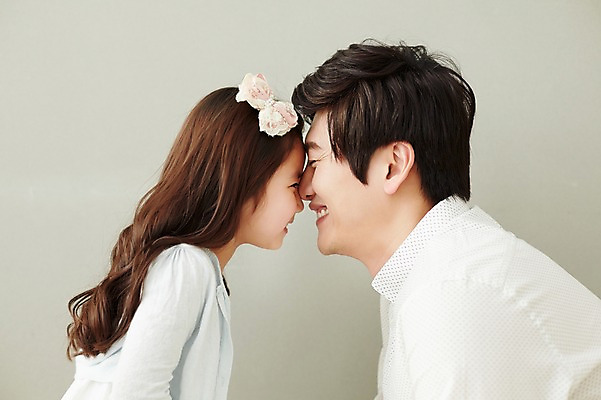 포토 JPG 스튜디오촬영 라이프스타일 여자 남자 딸 행복 가족 모션 함께함 실내 미소 사람 앉기 동양인 상반신 성인 두명 옆모습 30대 화목 한국인 가족라이프 아빠 장년만 성인만 부녀 국내포토 감정 뷰포인트 컨셉 관계 표정 인종 내부 생활 장년 파일형식