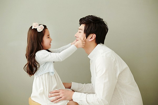 포토 JPG 스튜디오촬영 라이프스타일 여자 남자 딸 행복 장난 가족 모션 놀이 함께함 실내 미소 사람 앉기 동양인 상반신 성인 두명 옆모습 30대 화목 한국인 가족라이프 아빠 장년만 성인만 부녀 국내포토 감정 뷰포인트 컨셉 관계 표정 인종 내부 생활 장년 파일형식