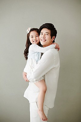 포토 JPG 스튜디오촬영 전신 라이프스타일 여자 남자 딸 행복 가족 안기 모션 함께함 실내 서기 미소 사람 동양인 상반신 성인 두명 옆모습 30대 화목 한국인 가족라이프 아빠 장년만 성인만 부녀 국내포토 감정 뷰포인트 컨셉 관계 표정 인종 내부 생활 장년 파일형식