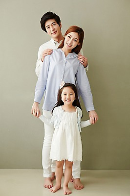 포토 JPG 스튜디오촬영 전신 라이프스타일 여자 남자 딸 행복 가족 모션 엄마 함께함 실내 서기 미소 사람 동양인 성인 앞모습 세명 30대 손잡기 화목 한국인 가족라이프 아빠 장년만 성인만 국내포토 감정 뷰포인트 컨셉 관계 표정 인종 내부 생활 장년 파일형식