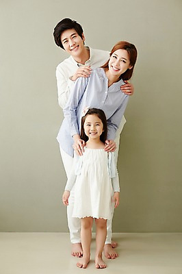 포토 JPG 스튜디오촬영 전신 라이프스타일 여자 남자 딸 행복 가족 모션 놀이 엄마 함께함 실내 서기 미소 사람 동양인 성인 앞모습 세명 30대 화목 한국인 가족라이프 아빠 장년만 성인만 국내포토 감정 뷰포인트 컨셉 관계 표정 인종 내부 생활 장년 파일형식