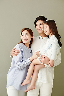 포토 JPG 스튜디오촬영 전신 라이프스타일 응시 여자 남자 딸 행복 가족 안기 모션 엄마 함께함 실내 미소 사람 동양인 상반신 성인 앞모습 세명 30대 화목 한국인 가족라이프 아빠 장년만 성인만 국내포토 시선 감정 뷰포인트 컨셉 관계 표정 인종 내부 생활 장년 파일형식