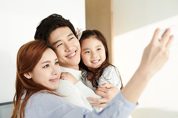 포토 JPG 스튜디오촬영 라이프스타일 응시 여자 남자 딸 행복 가족 안기 모션 엄마 함께함 실내 미소 들기 사람 동양인 상반신 성인 세명 30대 카메라 사진촬영 화목 한국인 가족라이프 아빠 셀프카메라 장년만 성인만 국내포토 시선 감정 컨셉 관계 표정 인종 내부 생활 장년 전자제품 촬영 파일형식