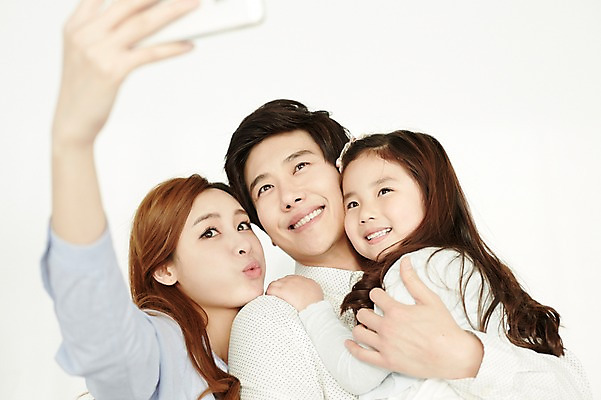 포토 JPG 스튜디오촬영 라이프스타일 여자 남자 딸 행복 가족 모션 엄마 함께함 실내 미소 들기 사람 동양인 상반신 성인 앞모습 세명 30대 화목 한국인 가족라이프 아빠 셀프카메라 장년만 성인만 국내포토 감정 뷰포인트 컨셉 관계 표정 인종 내부 생활 장년 사진촬영 파일형식