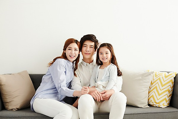 포토 JPG 스튜디오촬영 라이프스타일 여자 남자 딸 행복 쿠션 가족 모션 엄마 휴식 함께함 실내 미소 사람 앉기 동양인 상반신 성인 앞모습 세명 30대 소파 화목 한국인 가족라이프 아빠 장년만 성인만 국내포토 감정 뷰포인트 컨셉 의자 관계 표정 인종 내부 생활 장년 파일형식