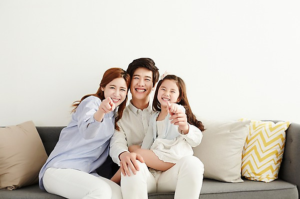 포토 JPG 스튜디오촬영 라이프스타일 여자 남자 딸 행복 가족 모션 엄마 함께함 실내 미소 사람 앉기 동양인 손짓 상반신 성인 앞모습 세명 30대 소파 화목 한국인 가리킴 가족라이프 아빠 장년만 성인만 국내포토 감정 뷰포인트 컨셉 의자 관계 표정 인종 내부 생활 장년 파일형식